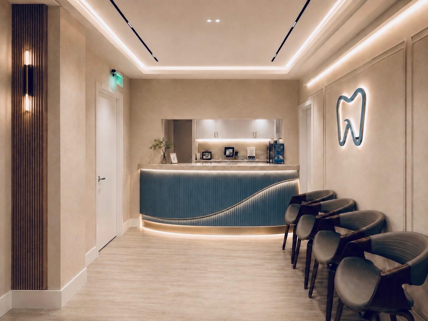 La recepción de Estelar Dental: mostrador curvo en azul verdoso, sillones de espera y el diente luminoso del logotipo en la pared.